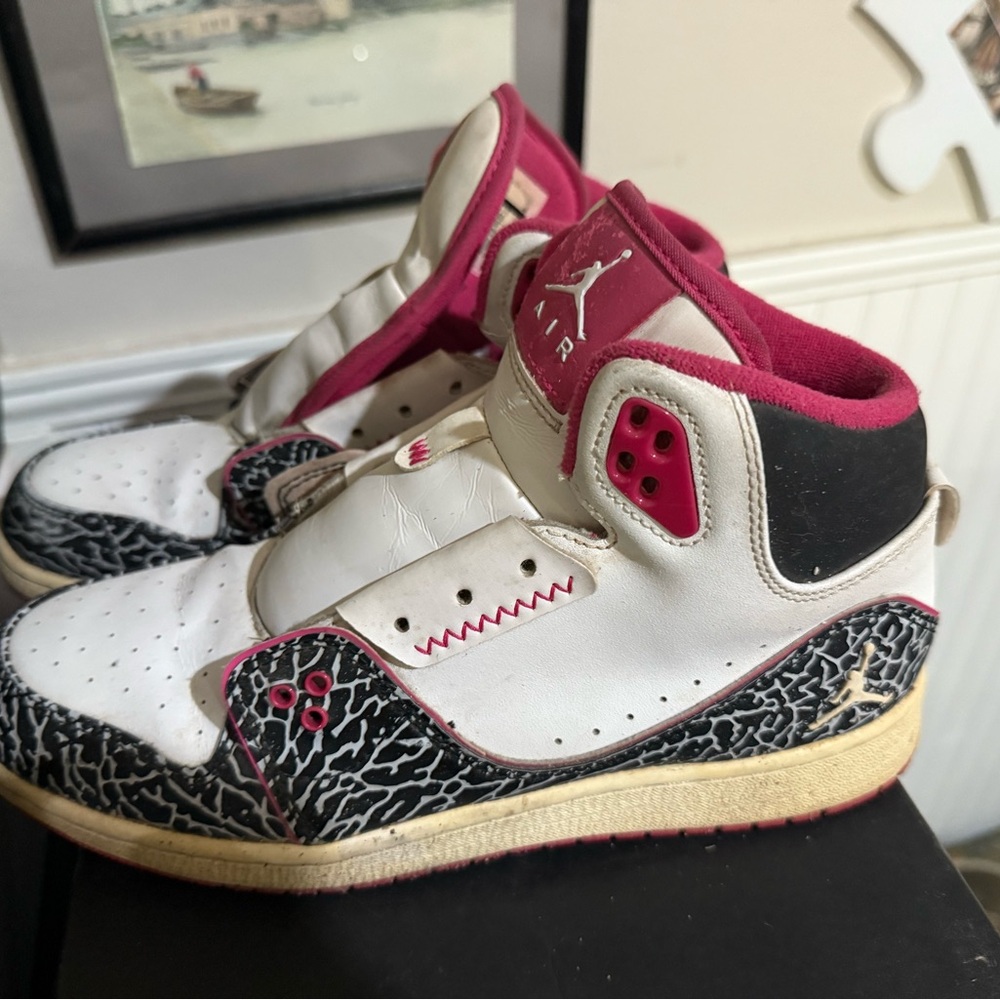 Jordan’s - White and Pink